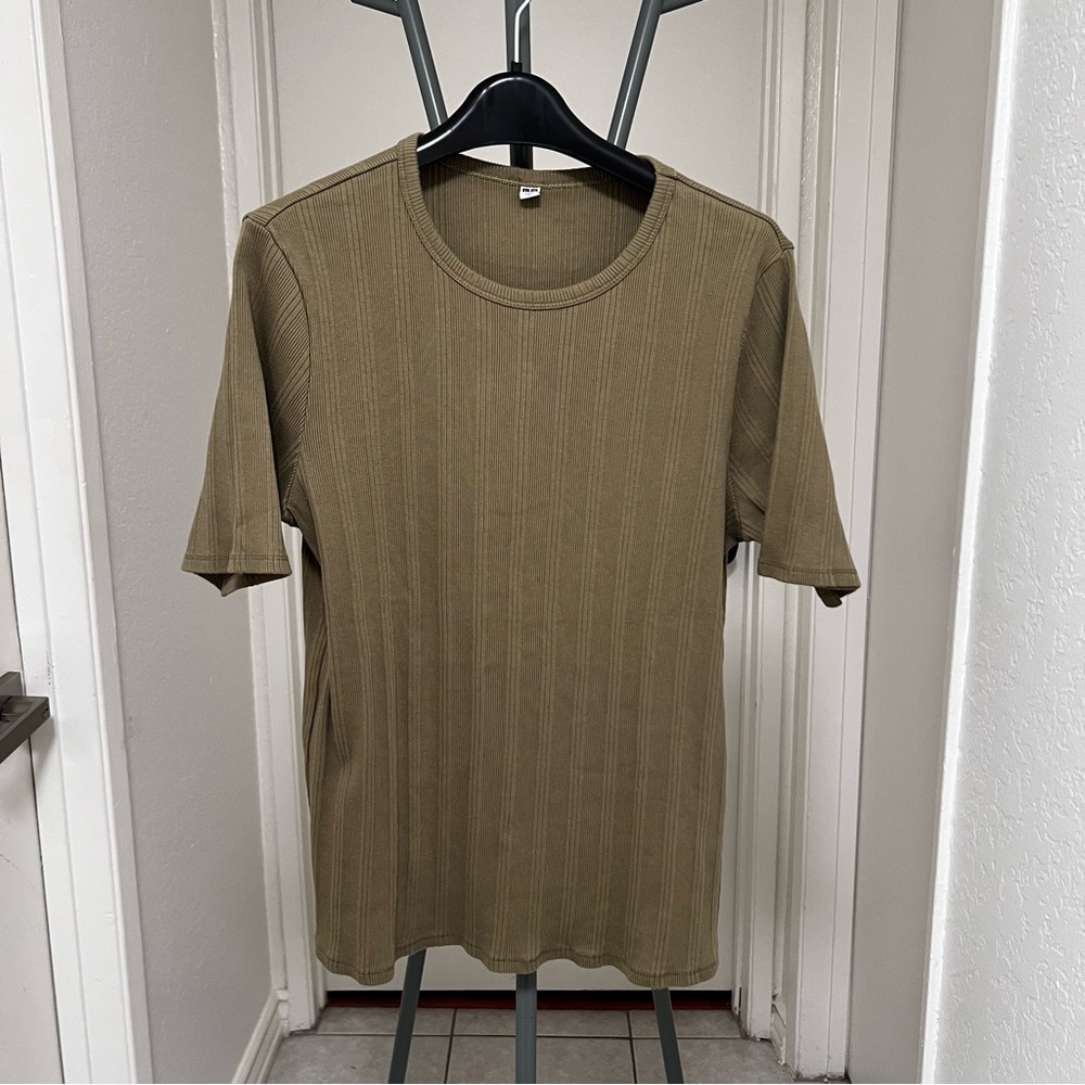 Uniqlo Short Sleeve Tee in Olive Green